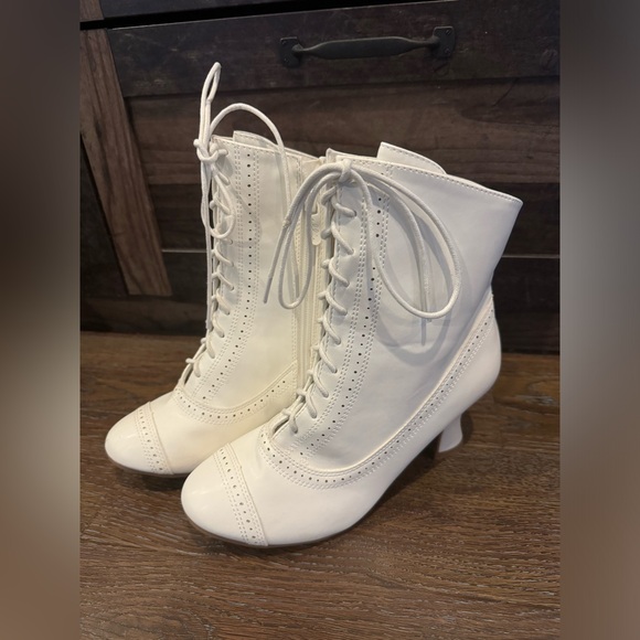 Brand New Vintage Style Boots - Picture 2 of 4